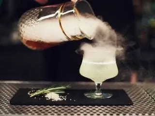 Таинственные коктейли на пару с солью и травами в The Walker Inn