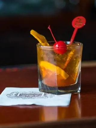 Musso Frank's Classic Old Fashioned с апельсиновым оттенком и мараскиновой вишней