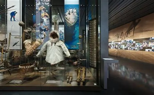Музей Анкориджа. В Смитсоновском центре арктических исследований представлены витрины с артефактами от пола до потолка и видеоинсталляция.