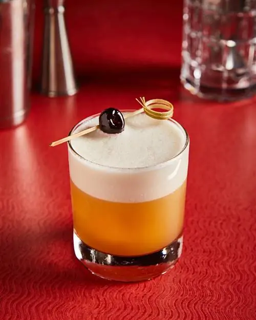 На изображении может находиться напиток коктейль алкоголь напиток кофейная чашка чашка латте еда кондитерские изделия сладости и десерт