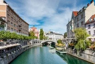 На изображении может находиться Вода На улице Строительство канала Транспорт Транспортное средство Лодка Архитектура Замок Человек и человек