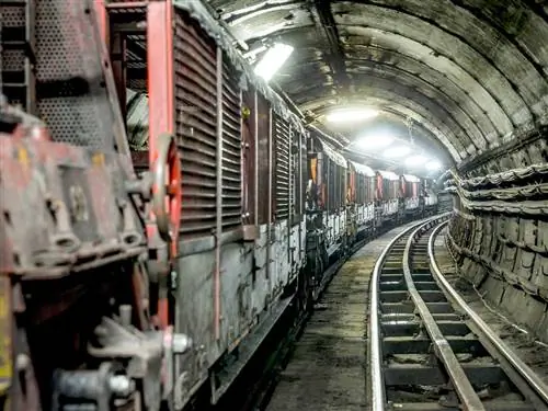 На изображении может находиться транспорт Транспортное средство Железнодорожный вокзал Железнодорожный вокзал Железнодорожный путь Железная дорога и железная дорога