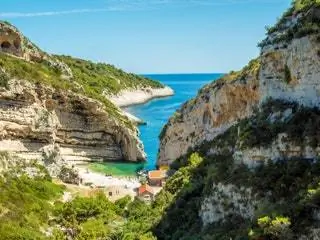 На изображении может находиться на улице природа скала мыс пейзаж вода гора и склон