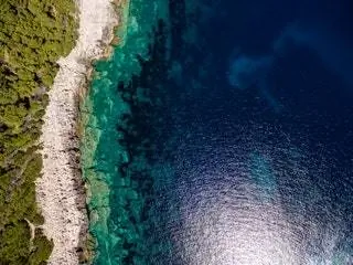 На изображении может находиться на улице Природа Земля Вода Океан Морской пейзаж Пейзаж Береговая линия Вид с воздуха Побережье и пляж