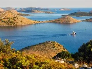 На изображении может находиться на улице Природа Земля Океан Море Вода Береговая линия Побережье Транспорт Транспорт Лодка и мыс
