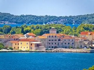 На изображении может находиться пейзаж на улице природа пейзаж вода земля растение дерево здания и крыша