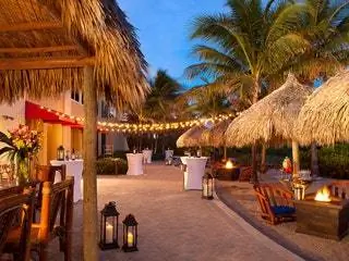 На изображении может находиться здание отеля Resort Summer Human Person Floor Patio and Flooring