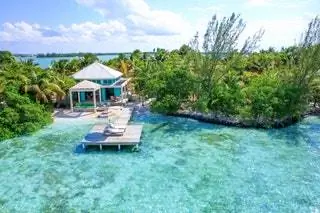 На изображении может находиться здание курортного отеля Summer and Tropical
