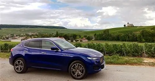 На изображении может находиться транспорт Транспортное средство Автомобиль Автомобильная шина Колесо Машина Спицы Автомобильное колесо Литые диски и седан