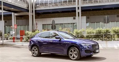 На изображении может находиться транспорт Транспортное средство Автомобиль Автомобильное колесо Машина Шина Автомобильное колесо Спицы и литые диски