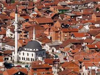 Изображение может содержать крышу и черепичную крышу