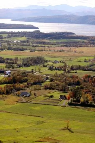 На изображении может находиться природа на улице полевой пейзаж пастбище ферма сельский пейзаж пастбище и луг