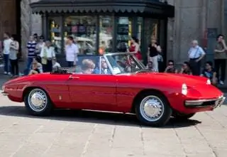 На изображении может находиться транспортное средство Транспорт Автомобиль Автомобиль Человек Кабриолет Машина и Спорткар