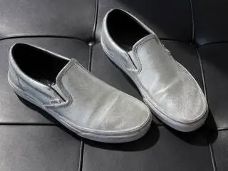 На изображении может находиться одежда одежда обувь обувь и сабо