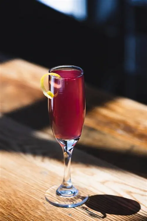 На изображении может находиться стеклянный бокал, напиток, коктейль, алкогольный напиток, вино и бокал для вина