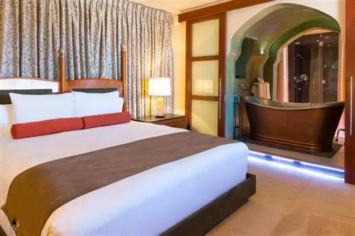 На изображении может находиться мебель в помещении комната пол в спальне деревянная кровать дизайн интерьера пол паркет и освещение