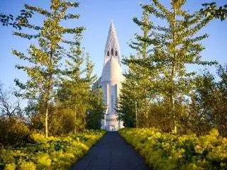На изображении может находиться архитектура башня здание шпиль шпиль дерево растение пихта Abies памятник и хвойное дерево