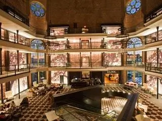 Это изображение может содержать дизайн интерьера в помещении, ресторан, магазин, человек, вестибюль, комната и освещение.