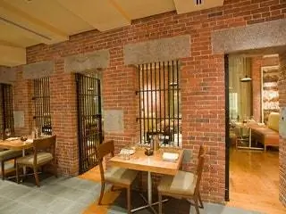 На изображении может находиться мебель стул деревянный пол деревянный пол фанера и дверь