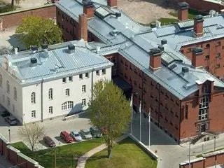 Это изображение может содержать Автомобиль Автомобильный транспорт Автомобильный кампус на крыше и Городской