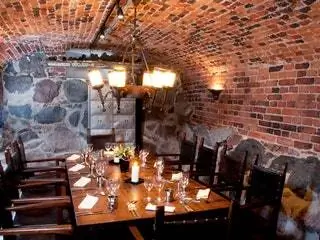 На изображении может находиться мебель для ресторана стул кафе дерево в помещении стол и кафетерий