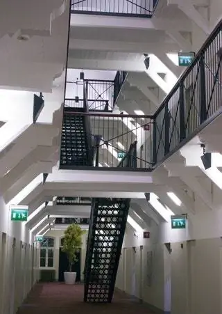 Изображение может содержать перила лестницы и окна