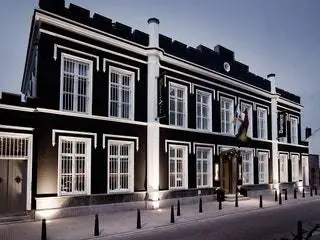 Это изображение может содержать здание, офисное здание, городской город, город, жилой дом, окно и архитектуру.