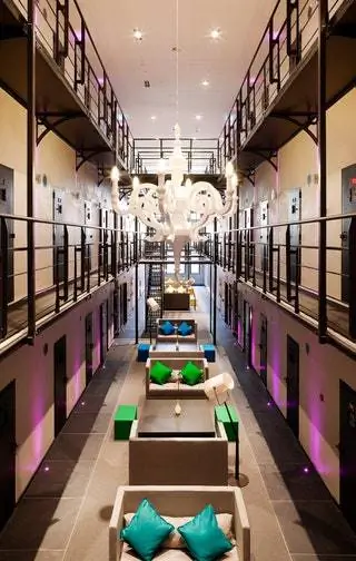 На изображении может находиться тюрьма в помещении и комната