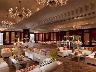 Это изображение может содержать Мебель Комната В помещении Вестибюль Гостиная Стол Зал ожидания Приемная и приемная