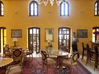 Это изображение может содержать Мебель Стул Человек Комната В помещении Пол Домашний декор Столовая и дизайн интерьера