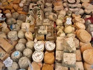 Это изображение может содержать еду, хлеб и наручные часы.