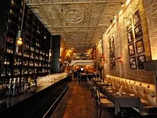 На изображении может находиться мебель для ресторана, стул, диван, барная стойка и кафе в пабе.