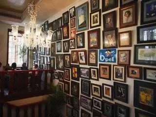 На изображении может находиться дизайн интерьера в помещении человек человек искусство Лоуэлл Томас и комната