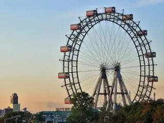 На изображении может находиться парк развлечений «Колесо обозрения» и строительный кран.