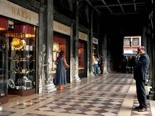 На изображении может находиться одежда обувь одежда обувь пол человек пол и магазин