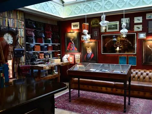 Это изображение может содержать деревянную архитектуру башня башня с часами здание мебель из твердой древесины пол человек и человек