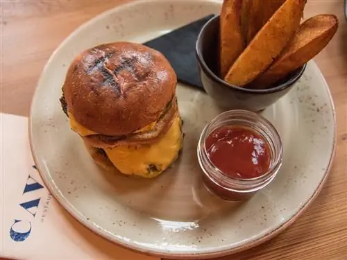 На изображении может находиться Burger Food Ketchup Bread and Bun