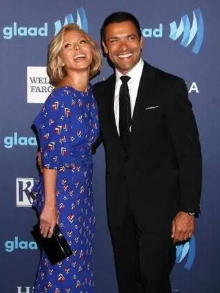 На изображении может находиться Mark Consuelos Tie Accessories Accessory Fashion Kelly Ripa Premiere Human Person Suit and Coat