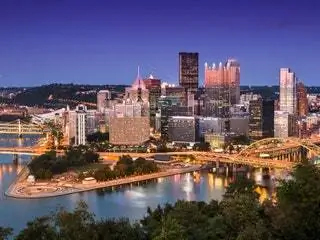 На изображении может находиться городской город здание город центр города мегаполис высотное офисное здание архитектура и вода
