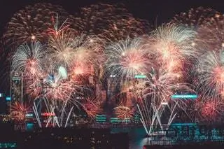 На изображении может находиться природа на улице ночь и фейерверк
