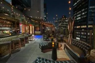 Наверху в баре Kimberly Rooftop Garden Bar