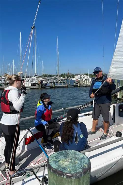 Студенты учатся ходить под парусом с Gale Force Sailing