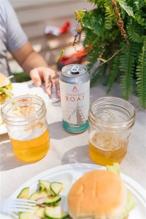 Пиво и закуски в новой пивоварне Forward Brewing в Истпорте, штат Мэриленд.