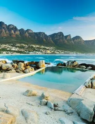 Океанский бассейн Camps Bay в Кейптауне, Южная Африка