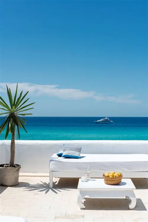 Солнечная терраса на крыше в пляжном клубе и ресторане 10.7 на Platja de Migjorn.