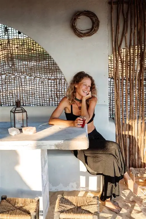 На изображении может находиться человек сидит домашний декор одежда одежда ресторан дерево и фанера