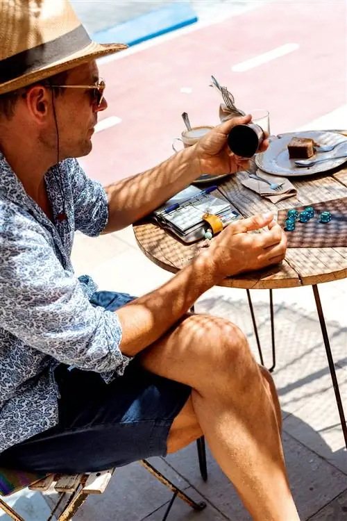 Игра в кости за завтраком в ресторане Blat Picat в Сан-Ферране.