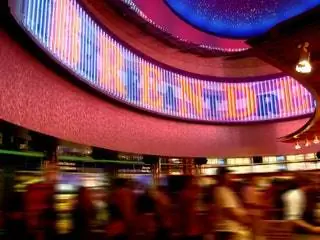 На изображении может находиться освещение ночная жизнь в помещении дизайн интерьера город метрополия город городское строительство и архитектура