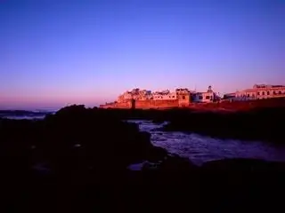 Это изображение может содержать Природа На открытом воздухе Архитектура Здание Башня Небо Сумерки Закат Рассвет Красное небо Свет и вспышка