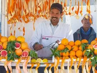 На изображении может находиться растение фрукты цитрусовые продукты питания человек грейпфрут и апельсин